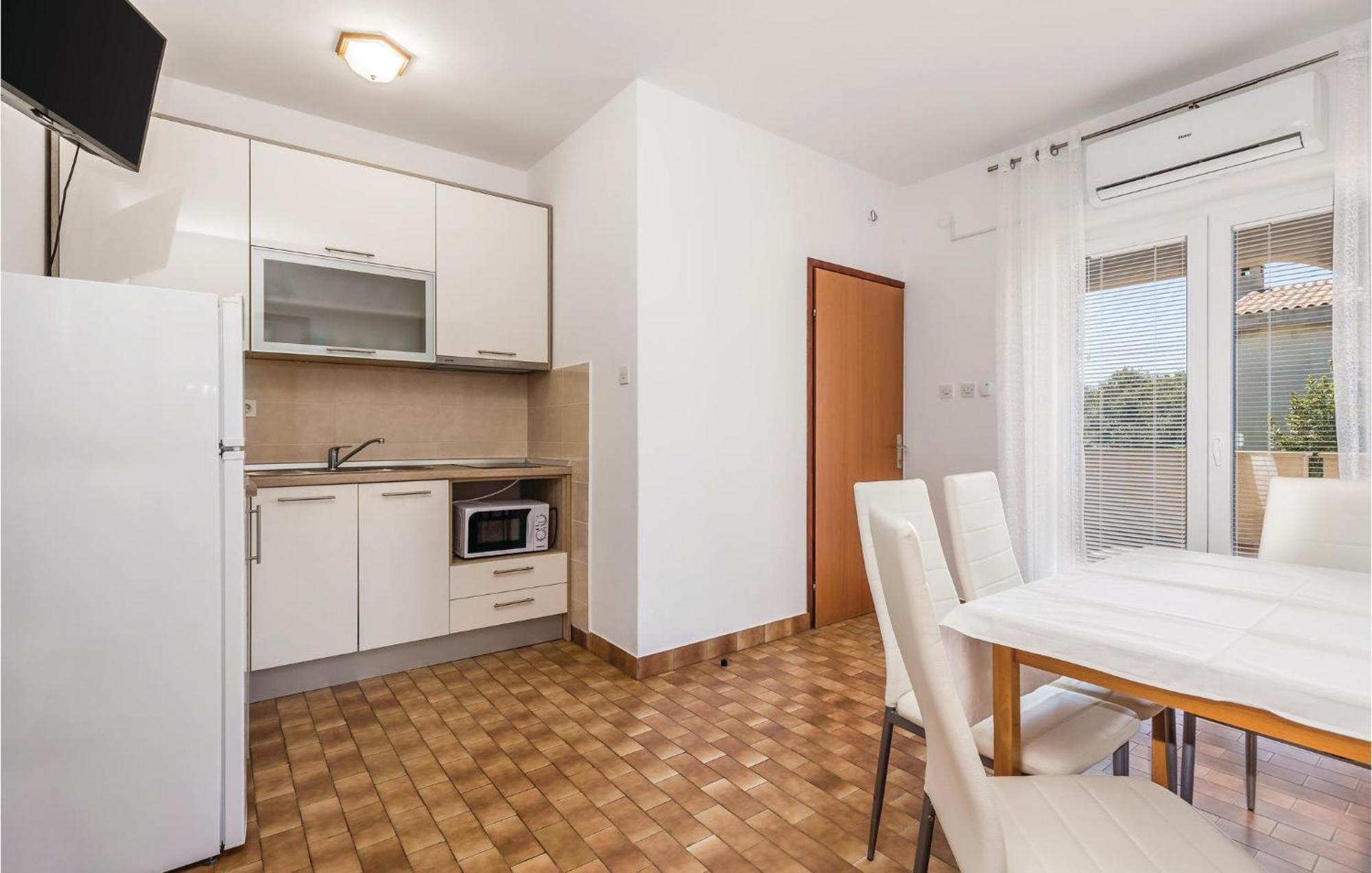 Lovely Apartment In Mandre With Wifi 外观 照片